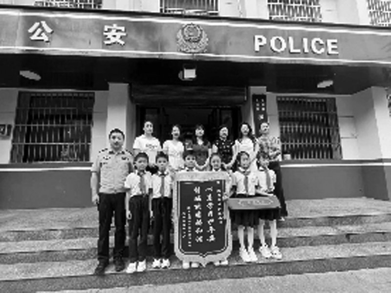 周至公安警“心”护学暖民心 学校致谢送锦旗