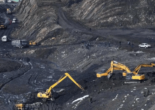 一口气签85亿稀土大单！特朗普笑了，“冤大头”终于出现：一年后，美国稀土会多到用不完