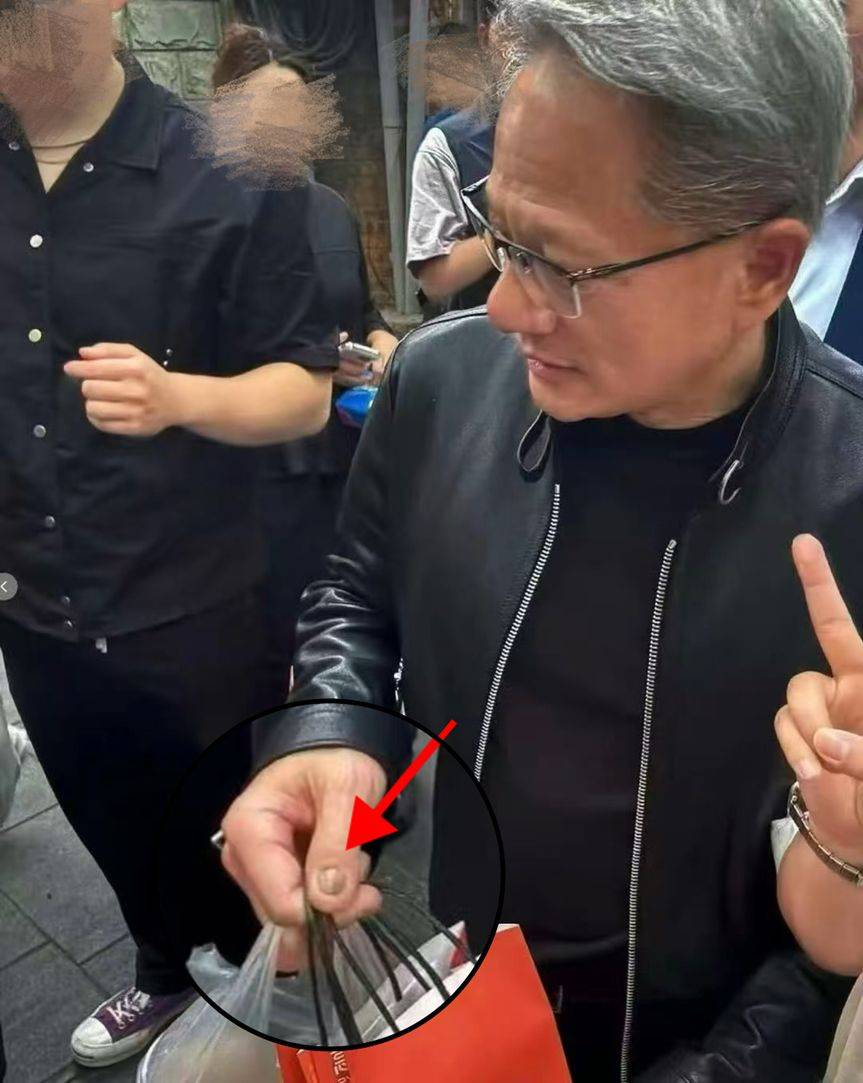 黄仁勋的指甲冲上热搜！高清镜头曝光，网友吵翻！医生：这6种情况都可能