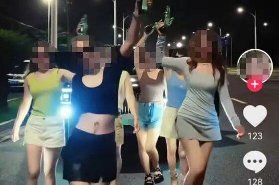浙江一奔驰女车主把车停在马路中央,下车手持啤酒瓶疯狂摇晃拍网红视频,交警:违停罚款150元,故意遮挡号牌罚款200元、记9分
