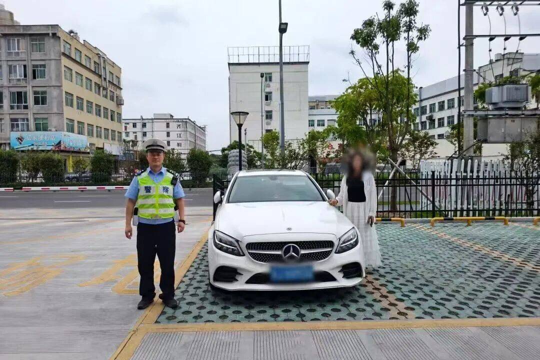 浙江一奔驰女车主把车停在马路中央,下车手持啤酒瓶疯狂摇晃拍网红视频,交警:违停罚款150元,故意遮挡号牌罚款200元、记9分