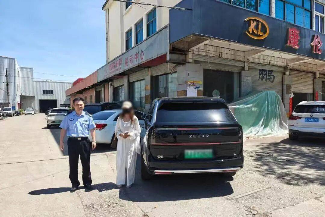 浙江一奔驰女车主把车停在马路中央,下车手持啤酒瓶疯狂摇晃拍网红视频,交警:违停罚款150元,故意遮挡号牌罚款200元、记9分