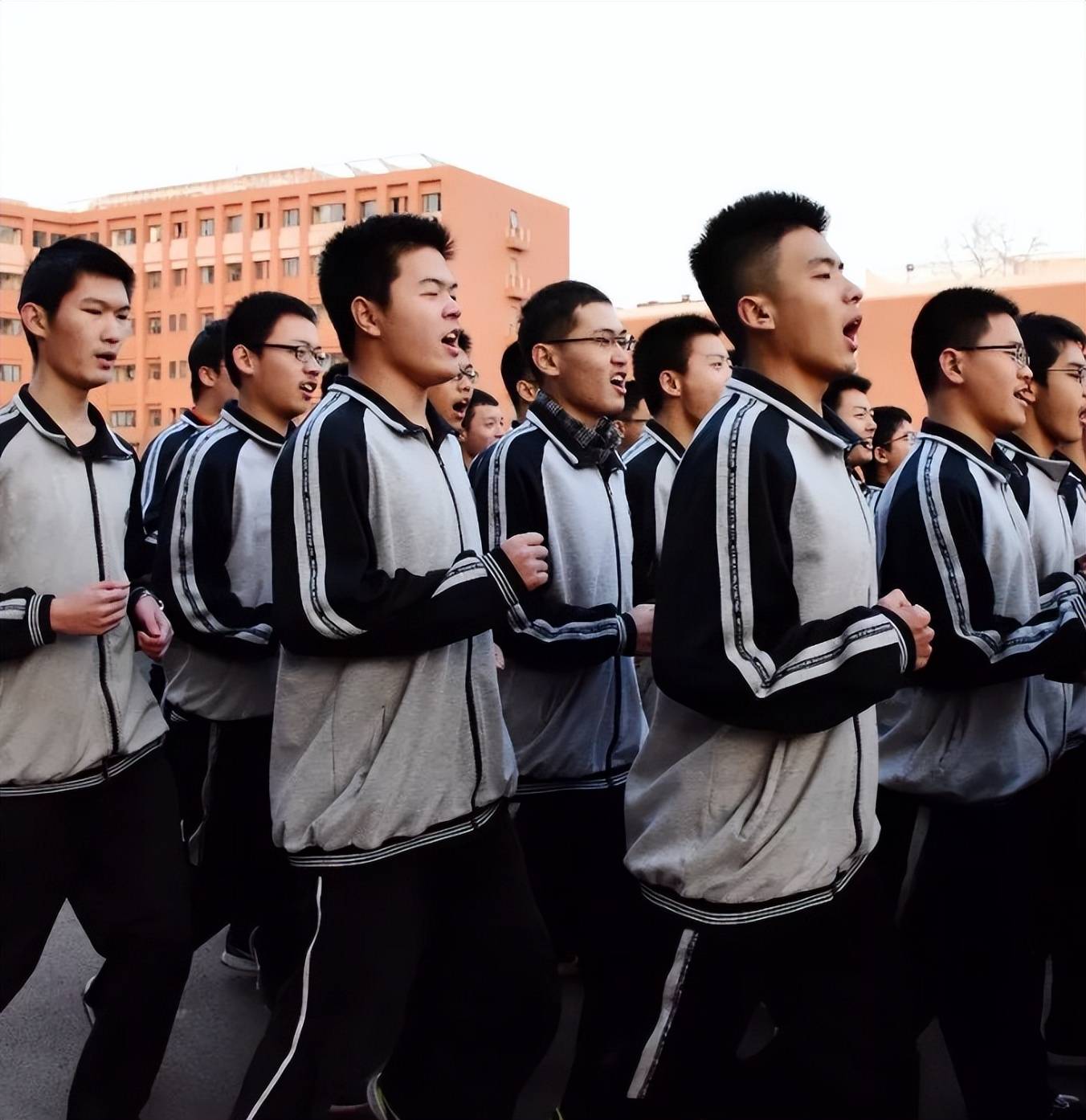 学校强制剪发，合理、合法吗？